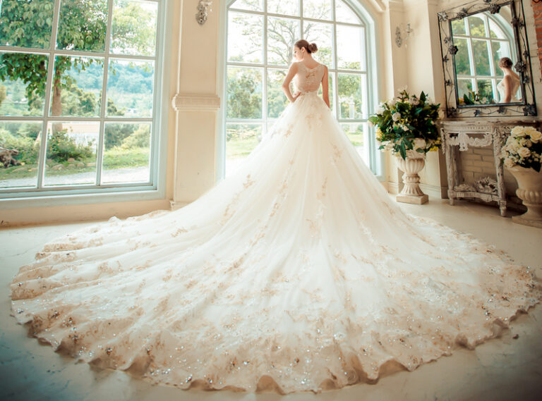 HOW TO MAKE WEDDING DRESS SHOPPING SPECIAL FOR THE BRIDE?